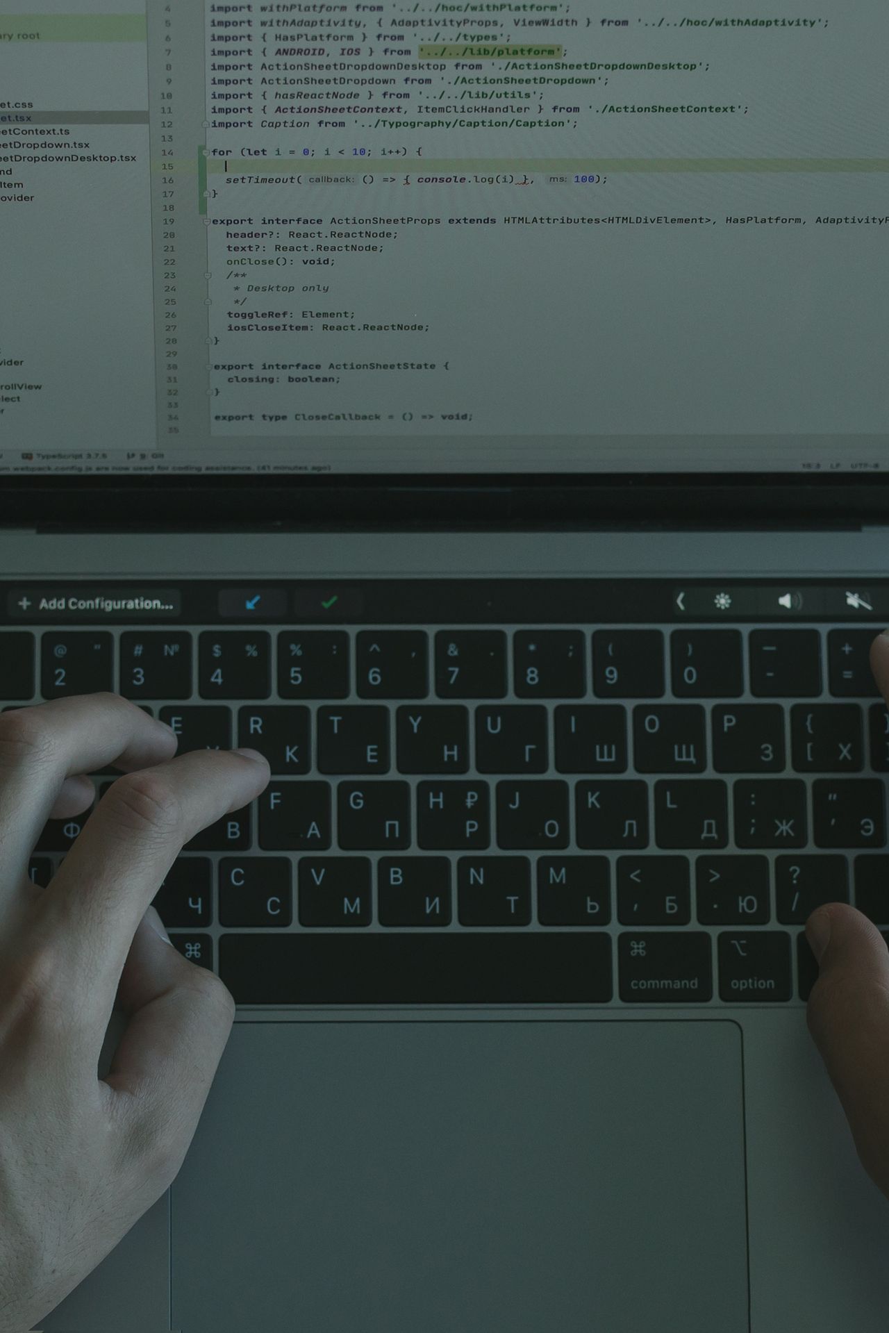 Ноутбук с запущенным редактором Cursor и панелью AI-чата